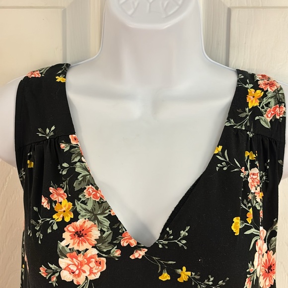Old navy lightweight tank top, floral - Picture 2 of 3